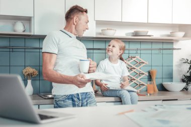 Ayakta ve kızı ile iletişim güzel hoş baba.