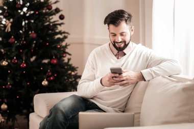 Neşeli esmer adam yazarak mesaj