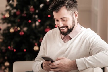 Portresi memnun erkek o sahip iyi bir ruh hali