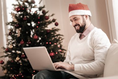 Mutlu işçi Noel ruh sahip.