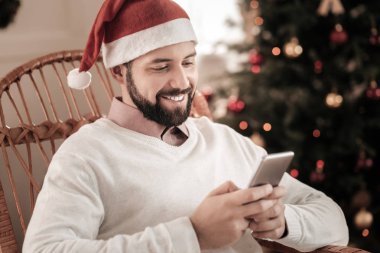 Neşeli esmer Noel ruh sahip