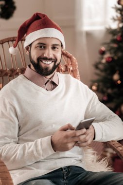 Yüzünde gülümseme tutmak yakışıklı sakallı adam