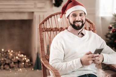 Neşeli erkek kişi evde vakit