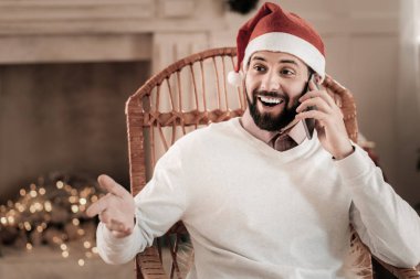 Mutlu adam konuşurken gesticulating