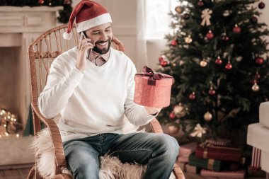 Mutlu erkek hediye kutusu holding