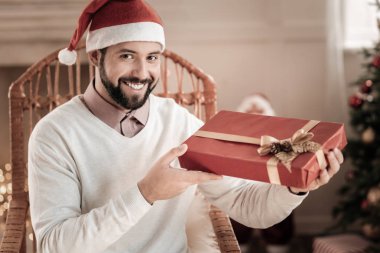 İşte buradayım. Yakışıklı erkek dört gözle ve mevcut gösteren pozitif ifade