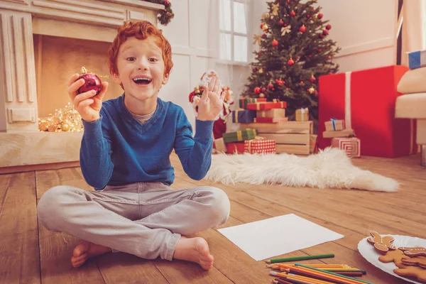 Joyeux garçon étant excité à propos de dessin décorations de Noël — Photo