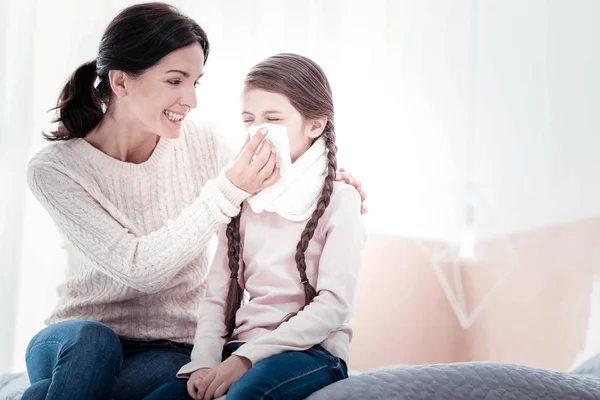 Mère positive aidant sa fille à se moucher — Photo