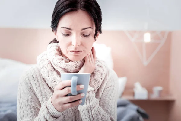 Ritratto di donna pacifica che guarda la tazza di tè — Foto Stock