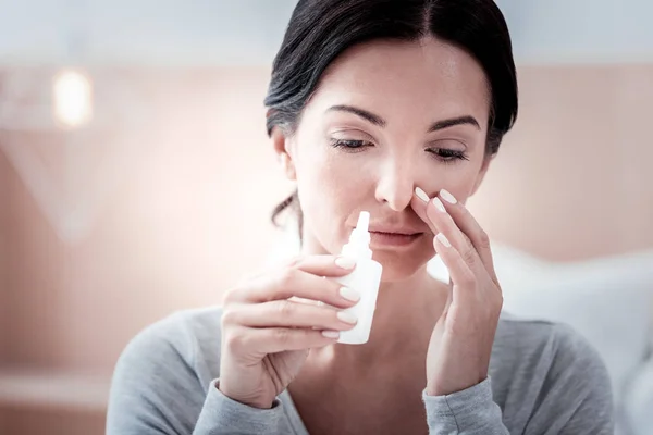 Close up de mulher doente com gotas nasais — Fotografia de Stock