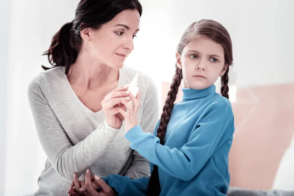 Retrato de madre cuidadosa y niño quisquilloso — Foto de Stock