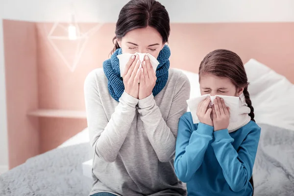 Menutup dari keluarga meniup hidung mereka — Stok Foto