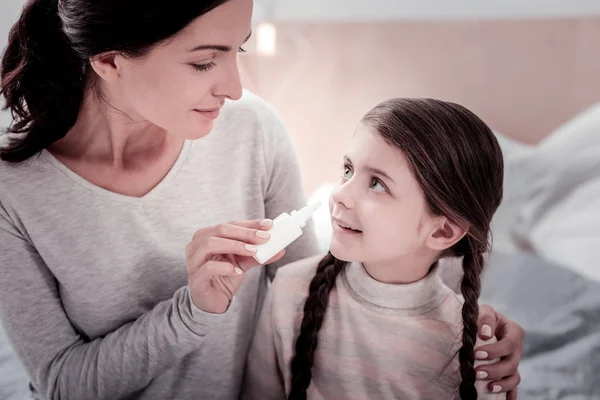 Mãe agradável ajudando seu filho com gotas nasais — Fotografia de Stock