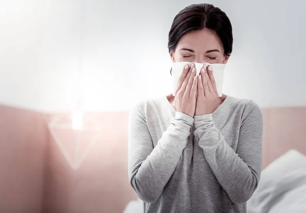 生病妇女使用手帕的肖像 — 图库照片