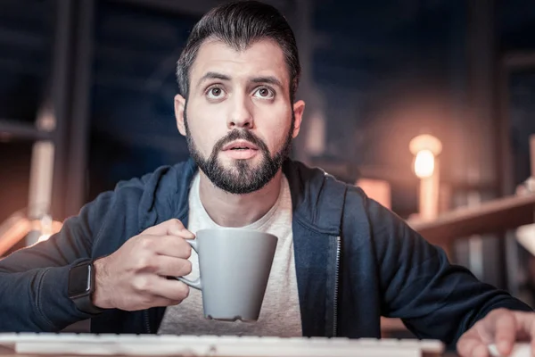 Allvarlig brunett går att dricka kaffe — Stockfoto