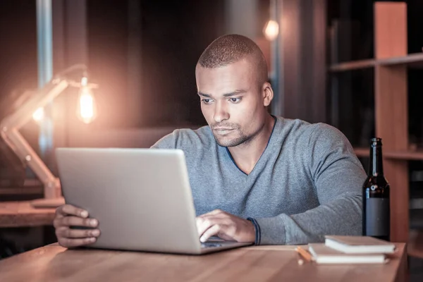 Koncentrerad programmerare att ha svår uppgift — Stockfoto