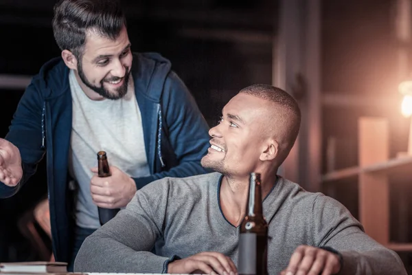 Sorprendido hombre barbudo hablando con su compañero — Foto de Stock