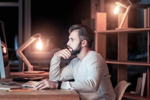 Profile photo of concentrated male that finishing his task — Stock Photo, Image