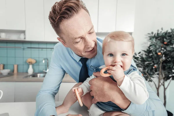 Ruhiger aufmerksamer Vater, der steht und ein Baby umarmt. — Stockfoto