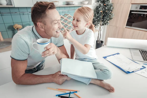 Lustig fürsorglicher Vater lächelt und spielt mit Tochter. — Stockfoto