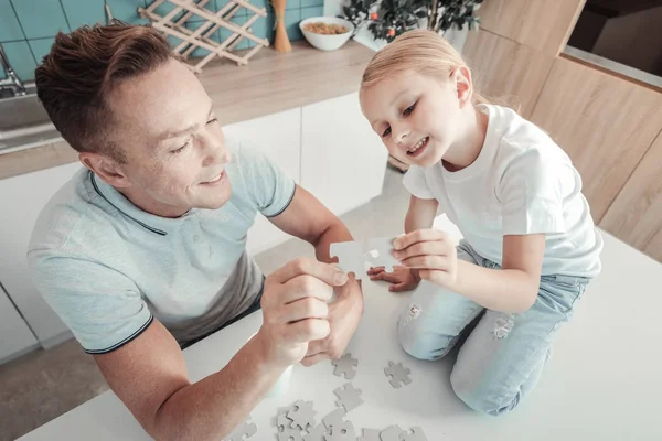 Vårdande härlig far ler och spelar med dotter. — Stockfoto