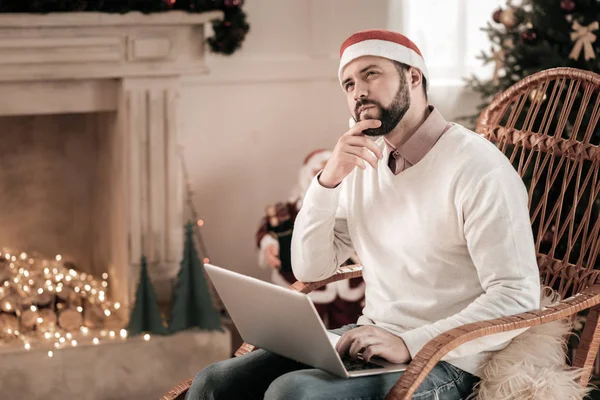 Ernstige bebaarde freelancer zijn kin aan te raken — Stockfoto