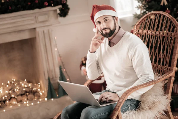 Personne masculine réfléchie étant à la maison — Photo