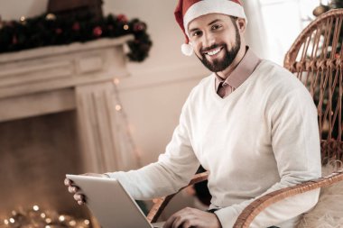 Evde çalışan olumlu memnun adam