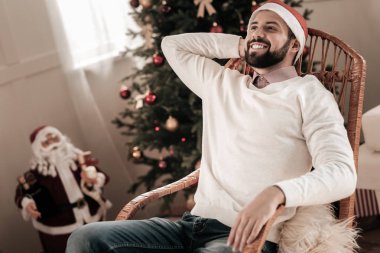 Rahat sakallı adam sandalyeye yaslanmış