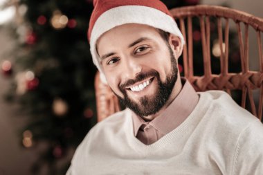 Portre yakışıklı esmer kameraya gülümseyen