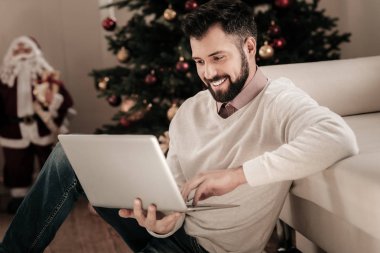 Memnun sakallı adam online iletişim