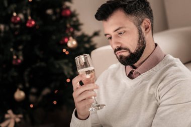 Mutsuz sakallı erkek onun şarap arıyorsunuz