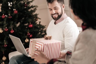 Olumlu memnun erkek kişi kutusu bakan