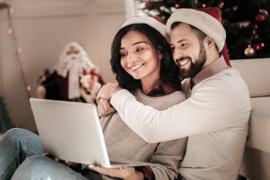 Sakallı adam sevgilisini kucaklayan