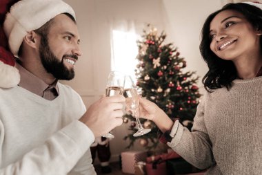 Olumlu memnun genç insanlar bocals dokunmadan
