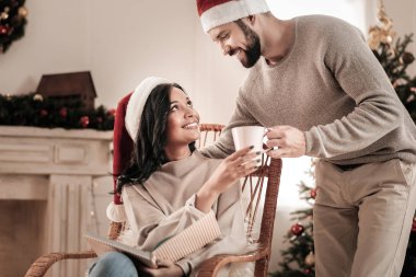 Esmer sallanan sandalyede oturan rahat