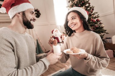 Sevgi dolu çift zevk ile vakit