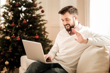 Neşeli iyi adam onun arkadaşı tebrik