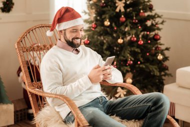 Sandalyede oturan neşeli pozitif adam