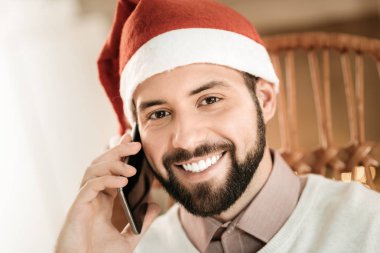 Mutlu bir güzel adam portresi