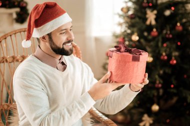 Şu anda görünen memnun olumlu adam