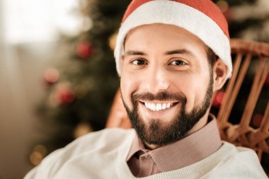 Sana bakarken mutlu mutlu bir adam portresi