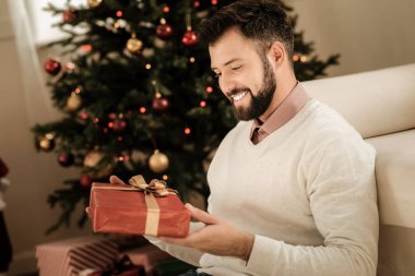 Şu anda görünen mutlu güzel adam