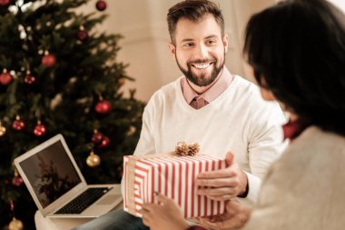 Pozitif iyi adam hediye veriyor