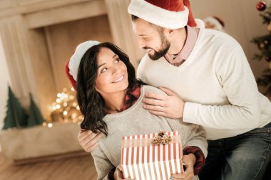 Neşeli bakım adam kız arıyor