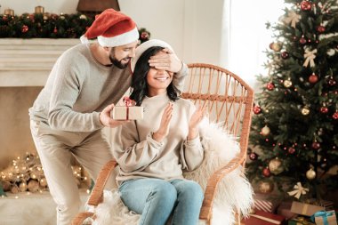 Mutlu bakım adam kız arkadaşı için bir sürpriz hazırlama