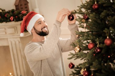 Neşeli pozitif adam Noel ağacı süsleme