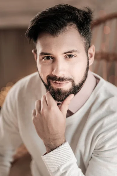 Bonito homem pessoa posando na câmera — Fotografia de Stock