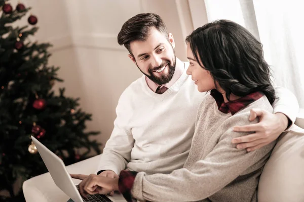 Gelukkig man zijn vriendin omarmen — Stockfoto