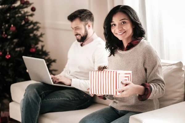 Jolie femme démontrant son cadeau — Photo